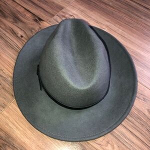 Womens grey hat nwot